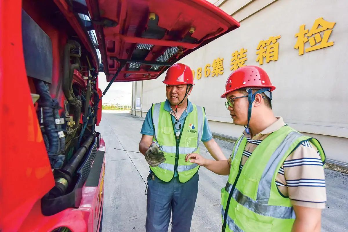 助力黃石建億噸大港——記湖北省工人先鋒號(hào)黃石天海航運(yùn)有限公司港區(qū)事業(yè)部拖車班